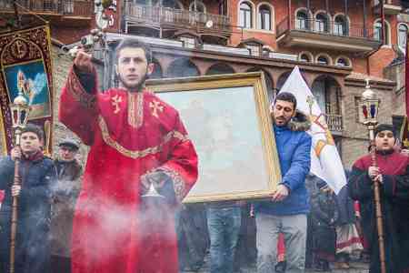 Армянская молодежь провела предпраздничную акцию, посвященную дню покровителя молодых и влюбленных